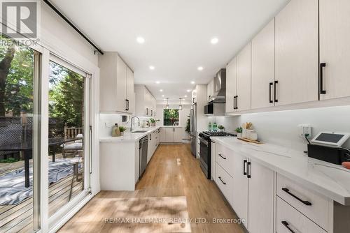 71 Bishop Crescent, Markham, ON - Indoor Photo Showing Kitchen With Upgraded Kitchen