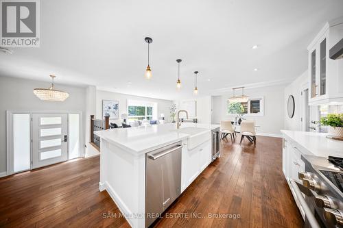 1171 Birchview Drive, Mississauga, ON - Indoor Photo Showing Kitchen With Upgraded Kitchen