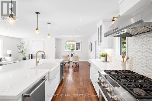 1171 Birchview Drive, Mississauga, ON - Indoor Photo Showing Kitchen With Upgraded Kitchen