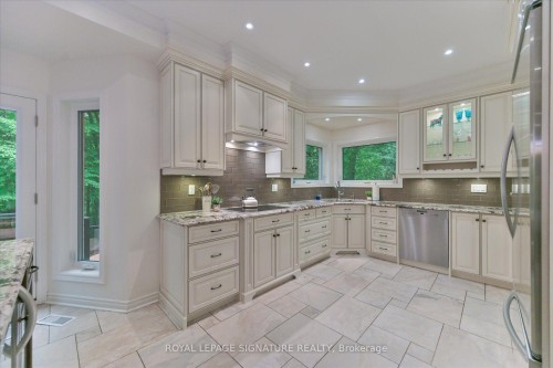 2044 Waterbridge Drive, Burlington, ON - Indoor Photo Showing Kitchen With Upgraded Kitchen