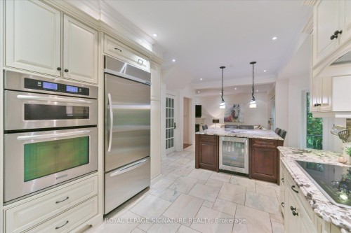 2044 Waterbridge Drive, Burlington, ON - Indoor Photo Showing Kitchen With Upgraded Kitchen