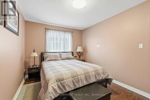 1332 Baseline Road, Hamilton, ON - Indoor Photo Showing Bedroom