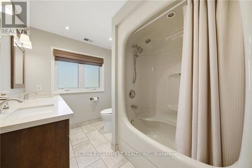 6 Summit Circle, Norfolk, ON - Indoor Photo Showing Bathroom
