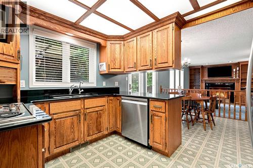 711 Whitewood Court, Saskatoon, SK - Indoor Photo Showing Kitchen