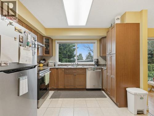 3183 Beacon Drive, Coquitlam, BC - Indoor Photo Showing Kitchen With Double Sink