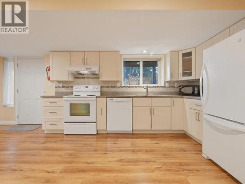 3183 Beacon Drive, Coquitlam, BC - Indoor Photo Showing Kitchen