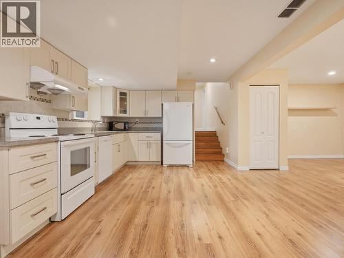3183 Beacon Drive, Coquitlam, BC - Indoor Photo Showing Kitchen