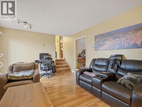 3183 Beacon Drive, Coquitlam, BC - Indoor Photo Showing Living Room