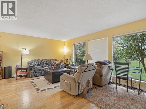 3183 Beacon Drive, Coquitlam, BC - Indoor Photo Showing Living Room