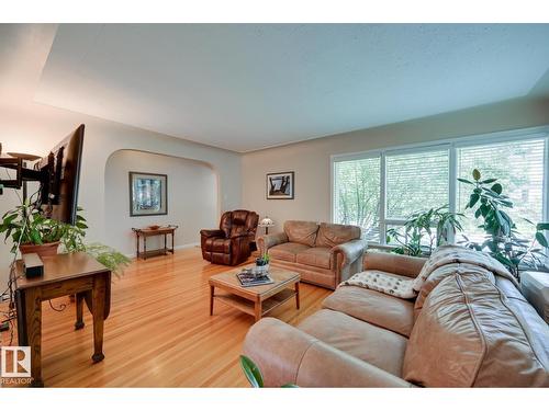 13503 106A Av Nw, Edmonton, AB - Indoor Photo Showing Living Room