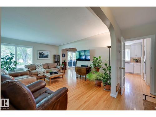 13503 106A Av Nw, Edmonton, AB - Indoor Photo Showing Living Room