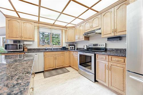 95 2Nd Avenue Ne, Teulon, MB - Indoor Photo Showing Kitchen With Double Sink