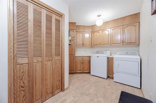 95 2Nd Avenue Ne, Teulon, MB - Indoor Photo Showing Laundry Room