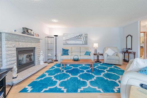 95 2Nd Avenue Ne, Teulon, MB - Indoor Photo Showing Living Room With Fireplace