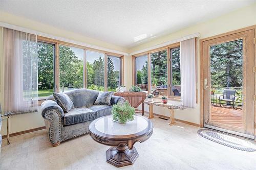 95 2Nd Avenue Ne, Teulon, MB - Indoor Photo Showing Living Room