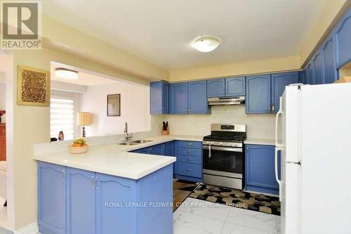 3388 Crimson King Circle, Mississauga, ON - Indoor Photo Showing Kitchen With Double Sink