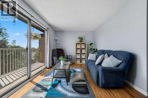 80, 1055 72 Avenue Nw, Calgary, AB - Indoor Photo Showing Living Room