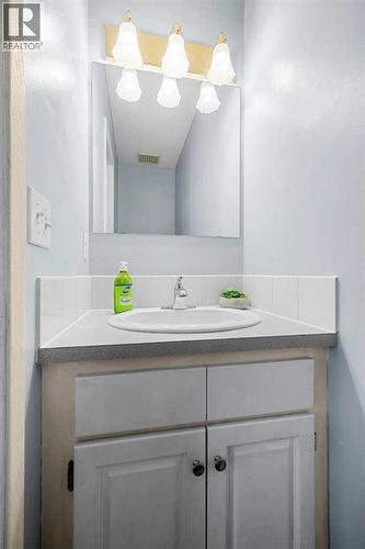Main floor powder room - 80, 1055 72 Avenue Nw, Calgary, AB - Indoor Photo Showing Bathroom