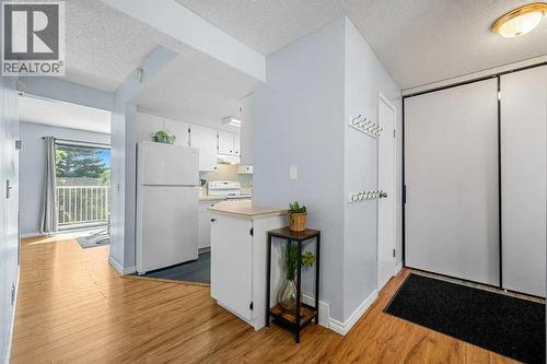 80, 1055 72 Avenue Nw, Calgary, AB - Indoor Photo Showing Kitchen