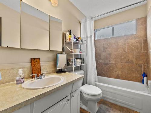 948 Ryan Place, Kamloops, BC - Indoor Photo Showing Bathroom