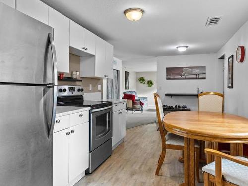 948 Ryan Place, Kamloops, BC - Indoor Photo Showing Kitchen