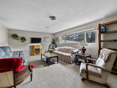 948 Ryan Place, Kamloops, BC - Indoor Photo Showing Living Room
