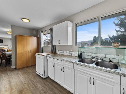 948 Ryan Place, Kamloops, BC - Indoor Photo Showing Kitchen With Double Sink