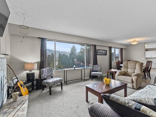 948 Ryan Place, Kamloops, BC - Indoor Photo Showing Living Room