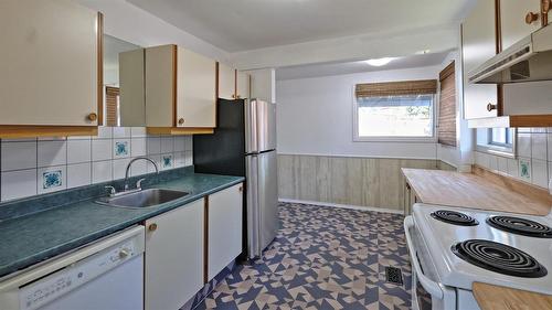 304 5Th Avenue, Cranbrook, BC - Indoor Photo Showing Kitchen
