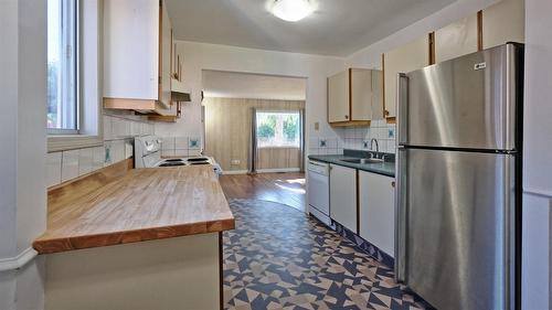 304 5Th Avenue, Cranbrook, BC - Indoor Photo Showing Kitchen