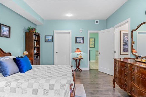 #100-439 College Rd, Qualicum Beach, BC - Indoor Photo Showing Bedroom
