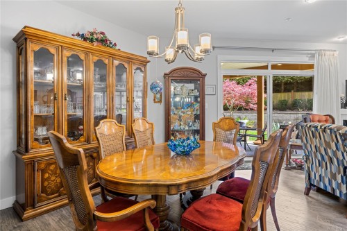 #100-439 College Rd, Qualicum Beach, BC - Indoor Photo Showing Dining Room
