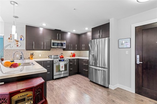 #100-439 College Rd, Qualicum Beach, BC - Indoor Photo Showing Kitchen With Double Sink With Upgraded Kitchen