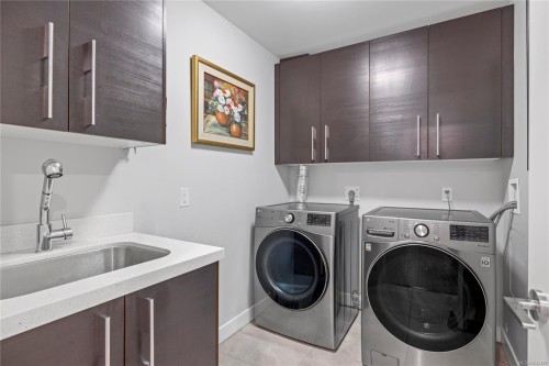 #100-439 College Rd, Qualicum Beach, BC - Indoor Photo Showing Laundry Room