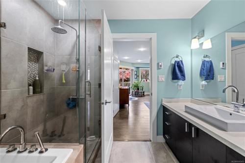 #100-439 College Rd, Qualicum Beach, BC - Indoor Photo Showing Bathroom