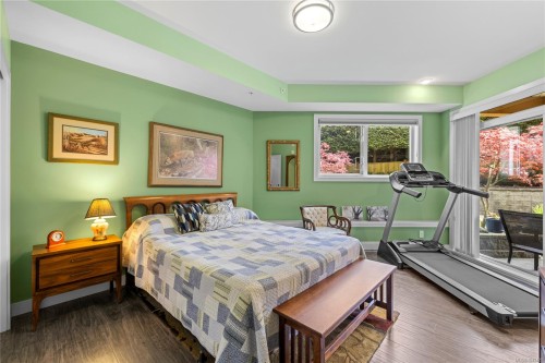 #100-439 College Rd, Qualicum Beach, BC - Indoor Photo Showing Bedroom