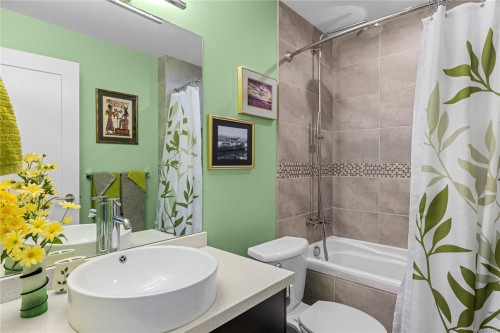 #100-439 College Rd, Qualicum Beach, BC - Indoor Photo Showing Bathroom