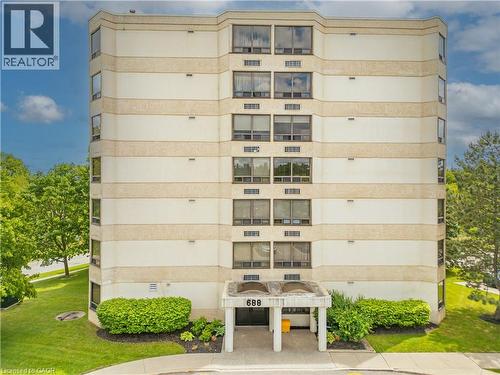 Multi-story residential building featuring a light-toned facade with textured banding - 688 Preston Parkway Unit# 401, Cambridge, ON - Outdoor