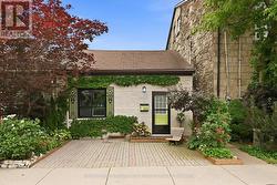196 RAY STREET N  Hamilton, ON L8R 2Y2