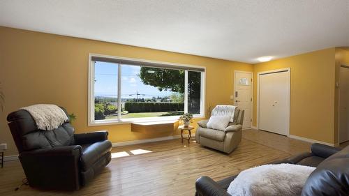 1389 Lund Road, Kelowna, BC - Indoor Photo Showing Living Room