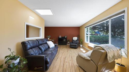 1389 Lund Road, Kelowna, BC - Indoor Photo Showing Living Room