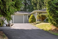 1007 Centre Cres Qualicum Beach, BC V9K 2G6