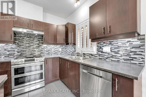 4 Cutts Crescent, Hamilton, ON - Indoor Photo Showing Kitchen With Double Sink With Upgraded Kitchen