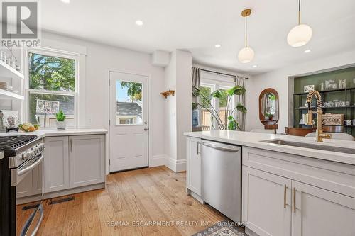 92 Province Street, Hamilton, ON - Indoor Photo Showing Kitchen