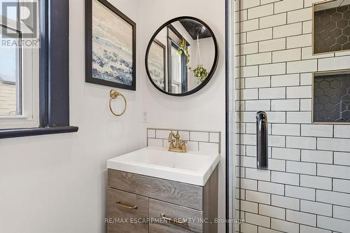 92 Province Street, Hamilton, ON - Indoor Photo Showing Bathroom