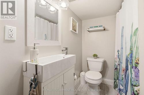 92 Province Street, Hamilton, ON - Indoor Photo Showing Bathroom