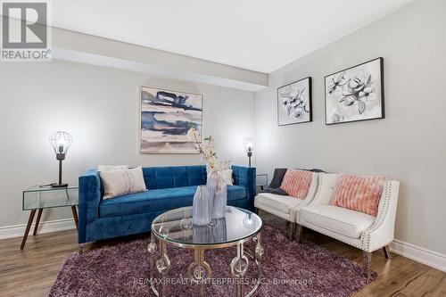 6930 Elliott Parliament Street, Mississauga, ON - Indoor Photo Showing Living Room