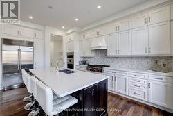Huge granite island in Chef's kitchen - 