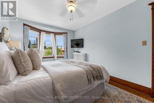99 Tuxedo Avenue S, Hamilton, ON - Indoor Photo Showing Bedroom