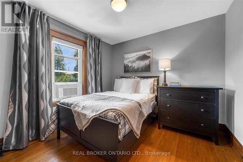 99 Tuxedo Avenue S, Hamilton, ON - Indoor Photo Showing Bedroom